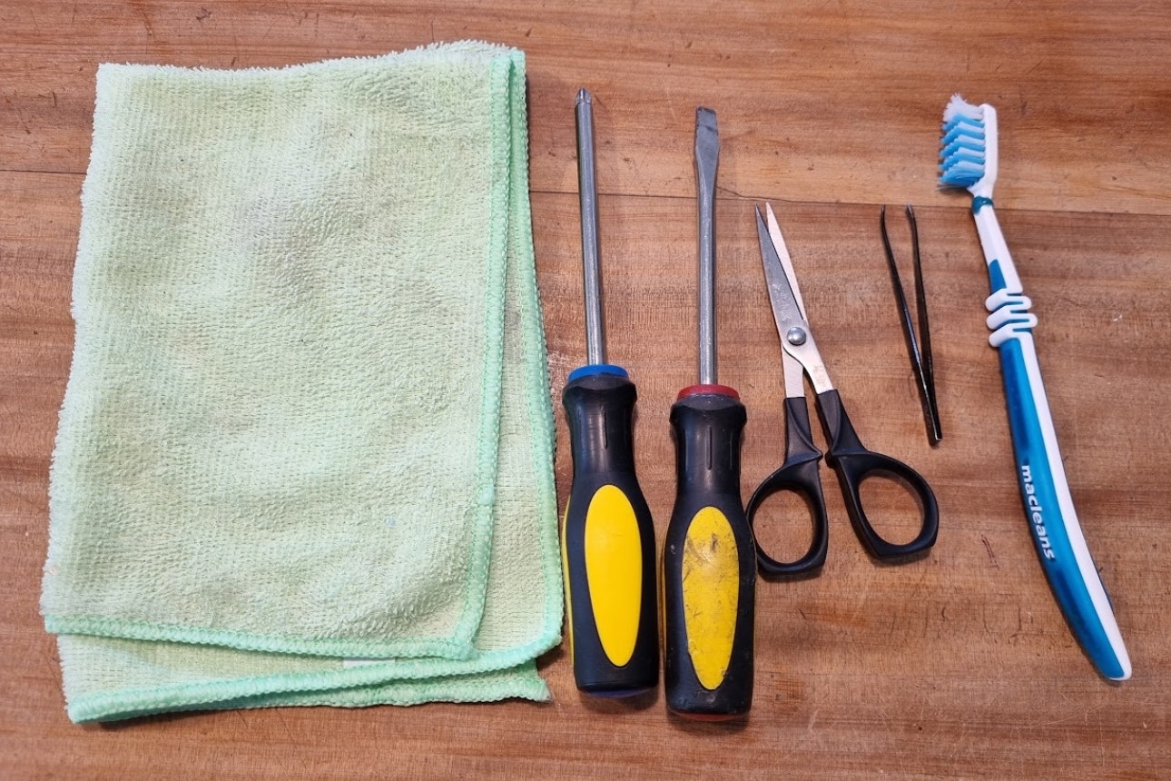 Que materiais s&atilde;o necess&aacute;rios para limpar os sensores de v&aacute;cuo do rob&ocirc;?