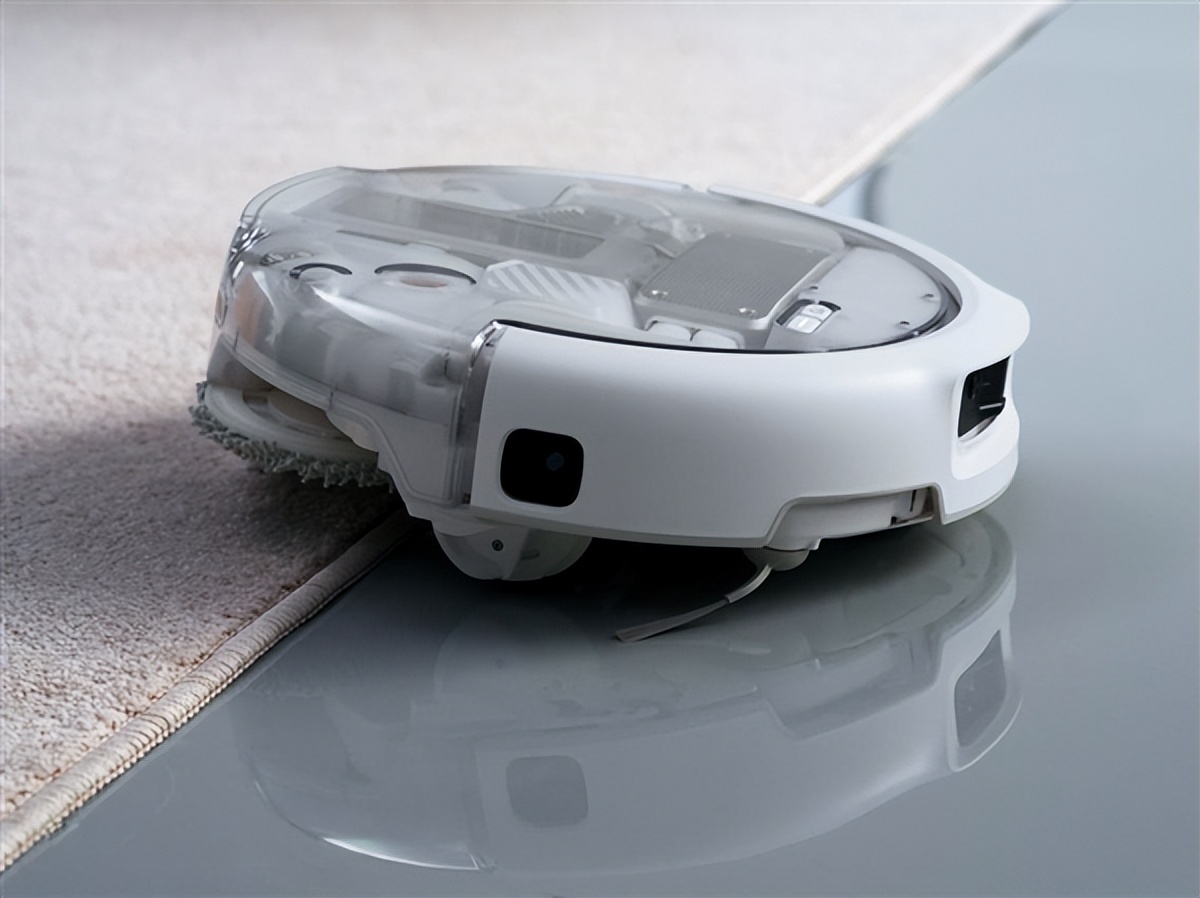 Rob&ocirc; varredor e esfreg&atilde;o DJI ROMO 2 &middot; O rob&ocirc; est&aacute; na jun&ccedil;&atilde;o do carpete com o piso liso.jpeg